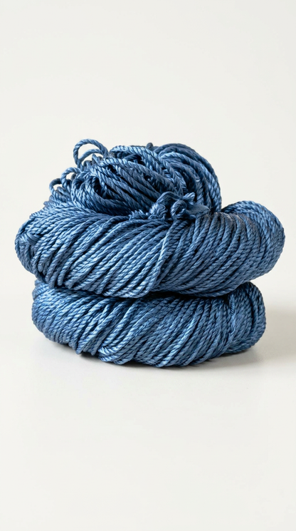 Knitsilk 3-fädiges 100 % Maulbeerseide Lace Garn | Perfekt zum Stricken, Häkeln & Weben | Hochwertiges Seidengarn für luxuriöse Projekte (50 g – 238 Meter, Twilight Blau)