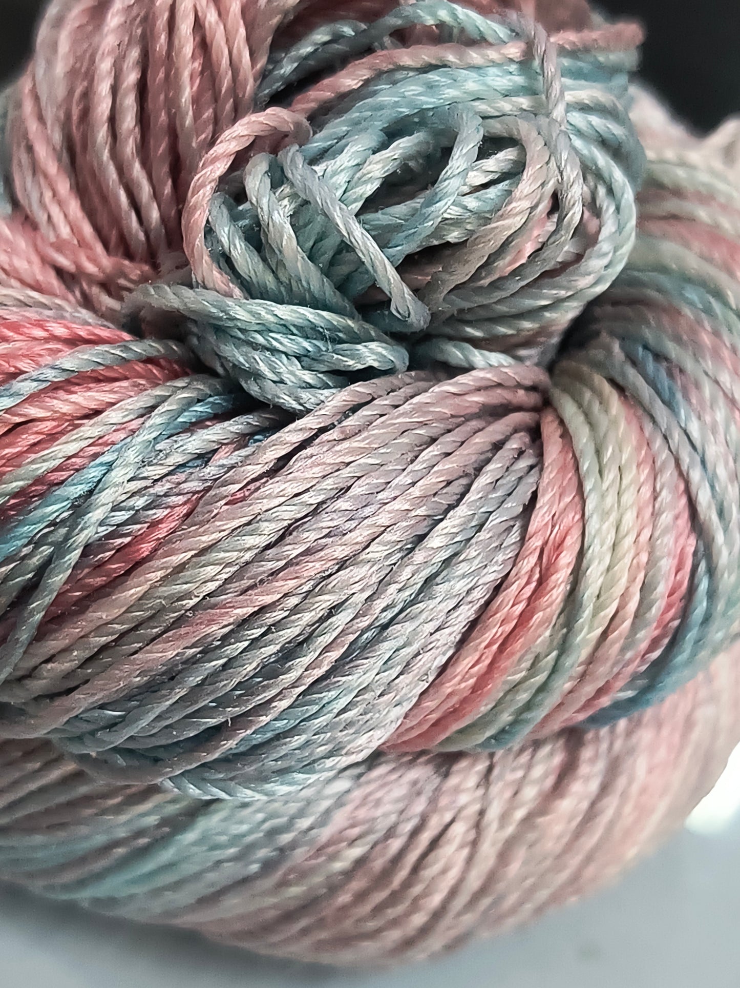 Knitsilk 3-fädiges 100% Maulbeerseide Lace Garn | Perfekt zum Stricken, Häkeln & Weben | Hochwertiges Seidengarn für luxuriöse Projekte (50g – 238 Meter, Super gold)