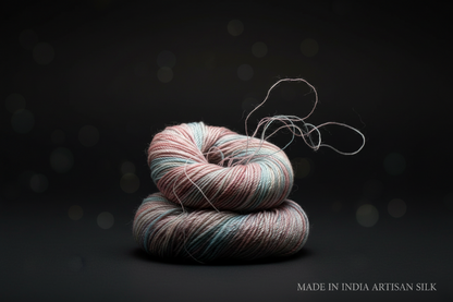 Knitsilk 3-fädiges 100% Maulbeerseide Lace Garn | Perfekt zum Stricken, Häkeln & Weben | Hochwertiges Seidengarn für luxuriöse Projekte (50g – 238 Meter, Super gold)