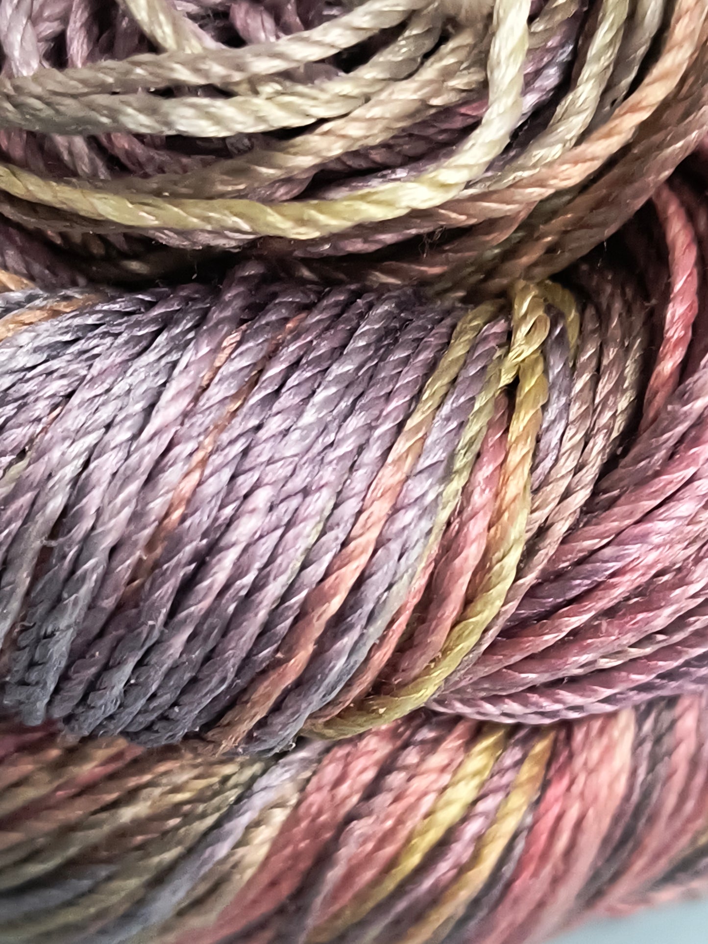 Knitsilk 3-fädiges 100% Maulbeerseide Lace Garn | Perfekt zum Stricken, Häkeln & Weben | Hochwertiges Seidengarn für luxuriöse Projekte (50g – 238 Meter, Super gold)