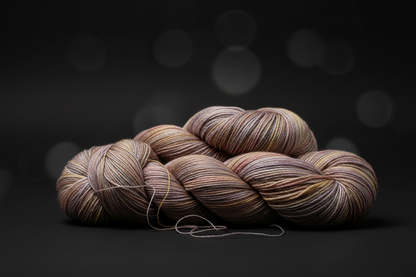 Knitsilk 3-fädiges 100% Maulbeerseide Lace Garn | Perfekt zum Stricken, Häkeln & Weben | Hochwertiges Seidengarn für luxuriöse Projekte (50g – 238 Meter, Super gold)